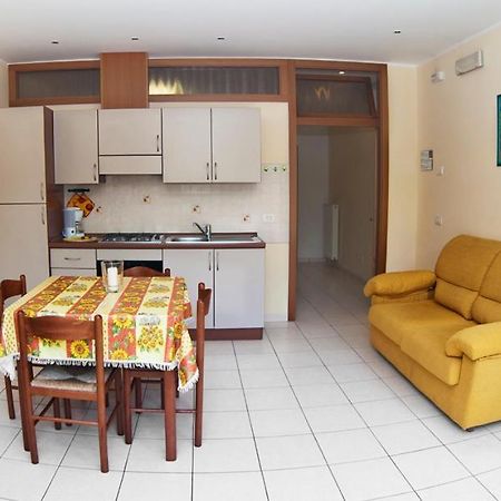 Casa Facchinetti Yellow Apartment มัลเชซิเน ภายนอก รูปภาพ