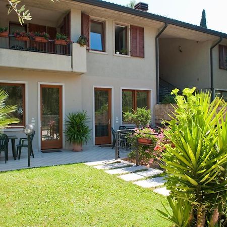 Casa Facchinetti Yellow Apartment มัลเชซิเน ภายนอก รูปภาพ