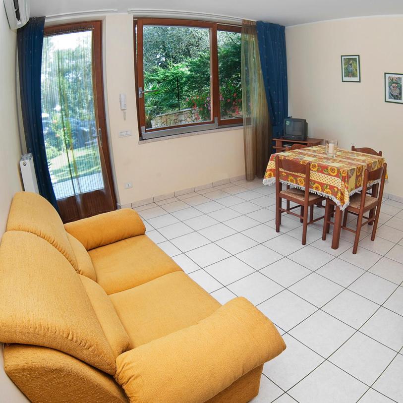 Casa Facchinetti Yellow Apartment มัลเชซิเน ภายนอก รูปภาพ