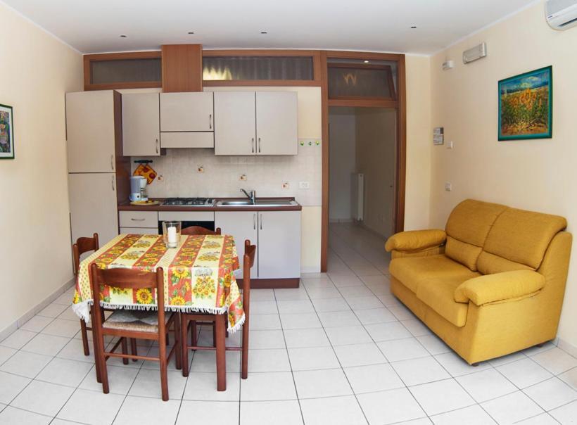 Casa Facchinetti Yellow Apartment มัลเชซิเน ภายนอก รูปภาพ